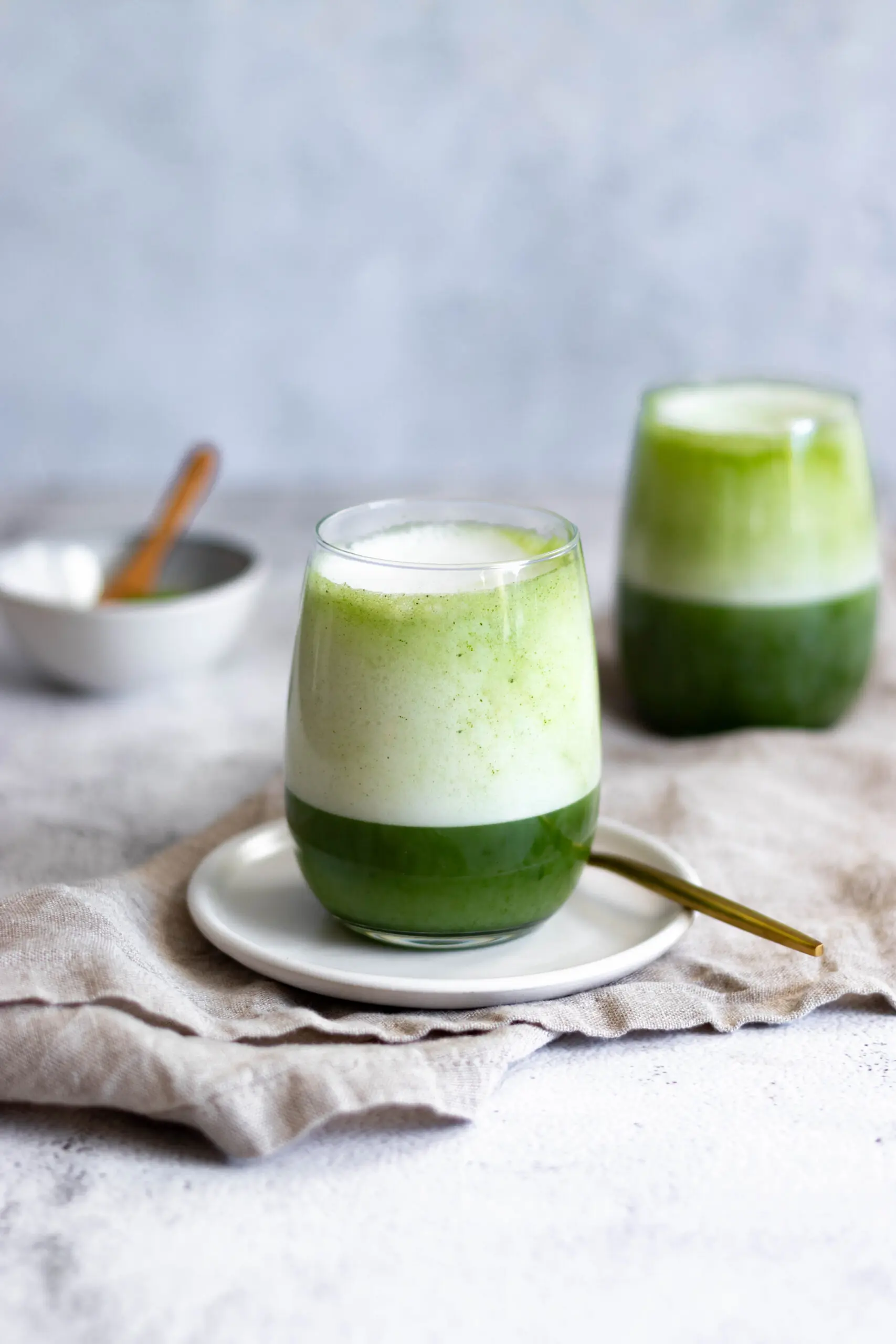 Matcha latte japonés con leche cremosa