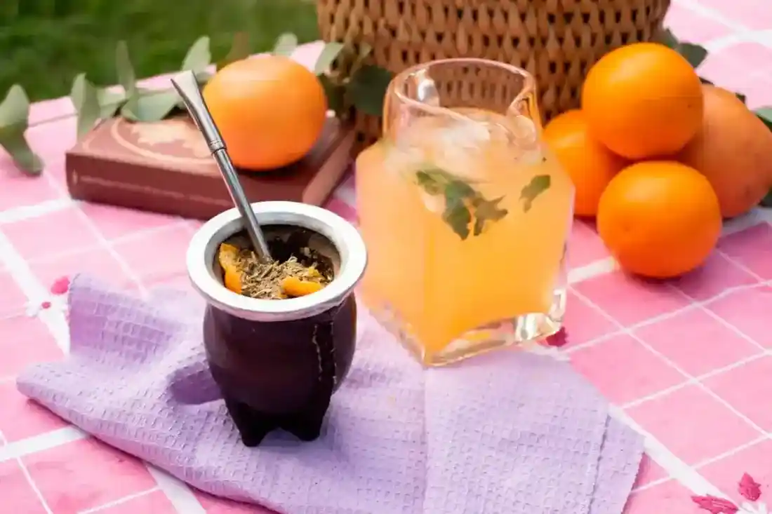Mate frío con menta y rodajas de limón