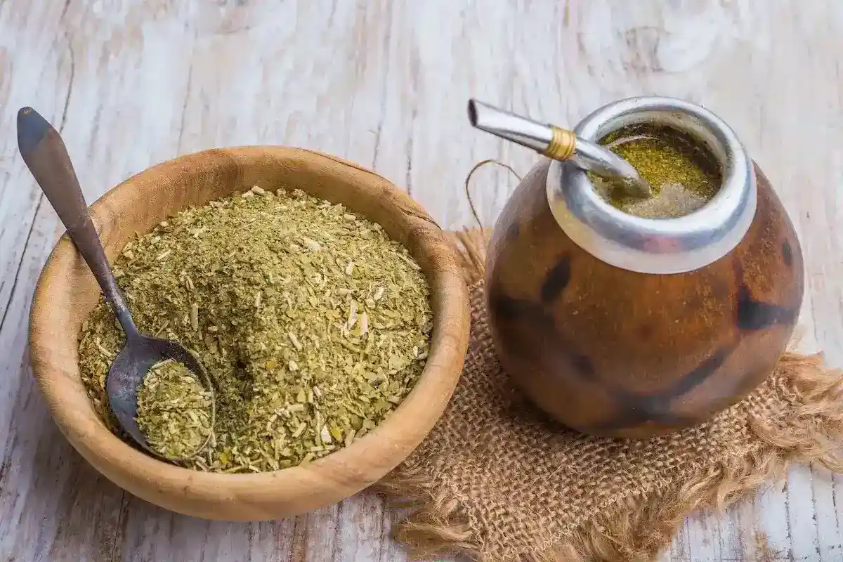 Mate cocido argentino con hierbas suaves