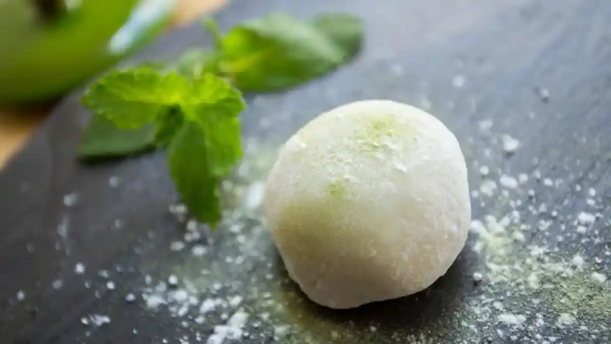 Mochi japonés de té verde relleno suave