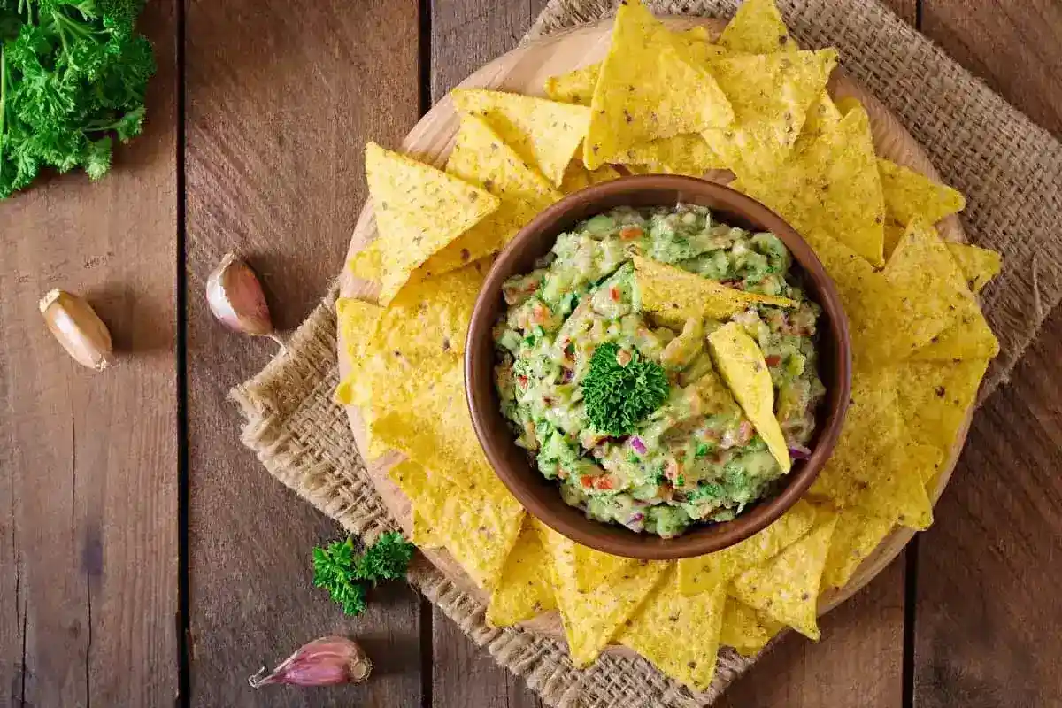 Sprø nachos med hjemmelaget guacamole