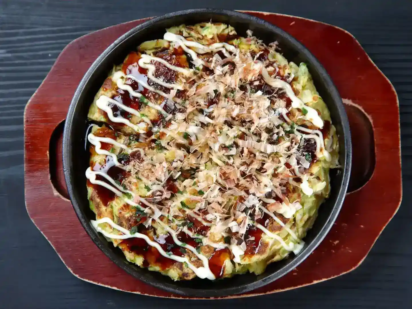 Okonomiyaki japonés con mariscos frescos