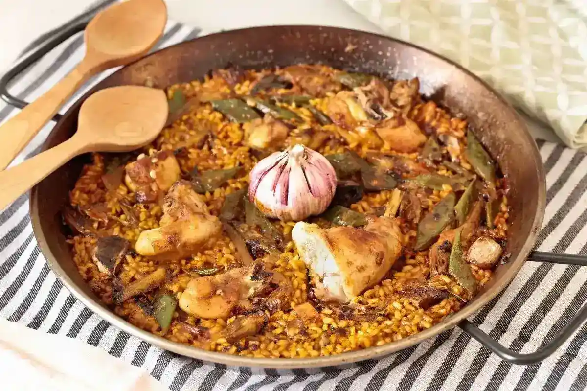Paella de pollo y conejo tradicional