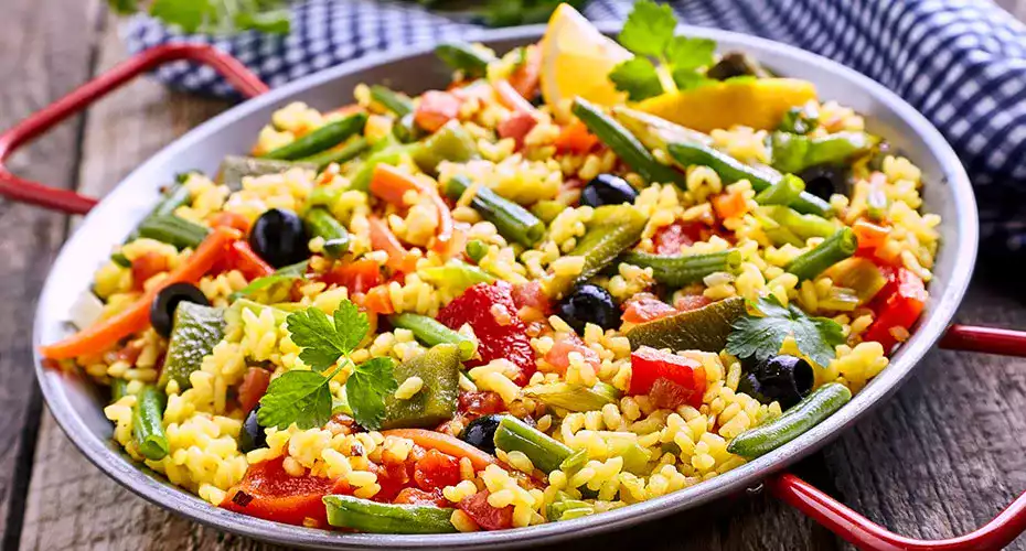 Paella vegetariana con verduras y alcachofas