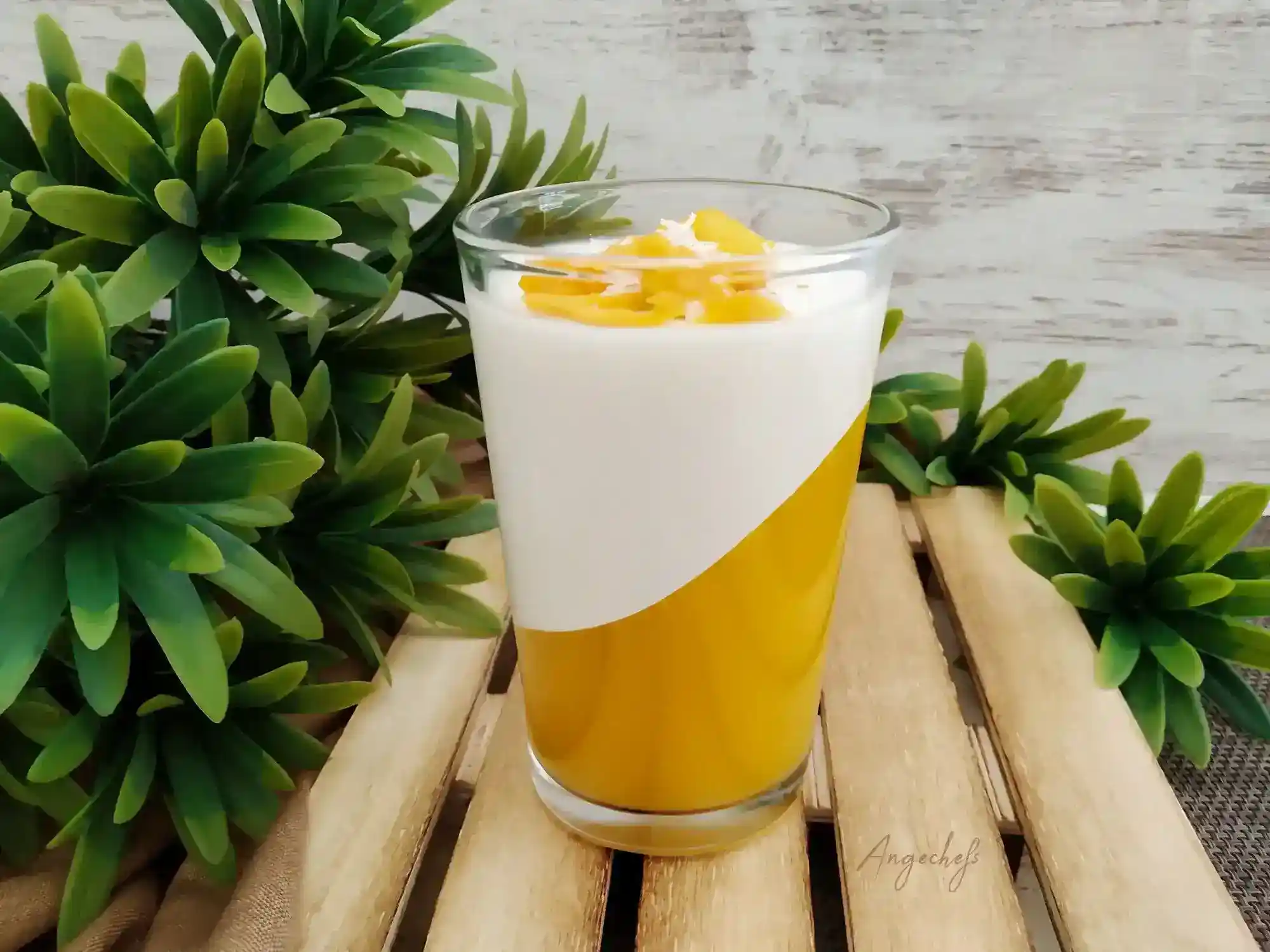 Panna cotta de coco con salsa de mango