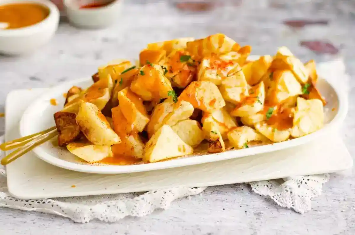 Patatas bravas med krydret spansk saus