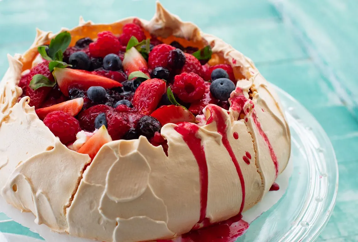 Pavlova australiana con frutas frescas