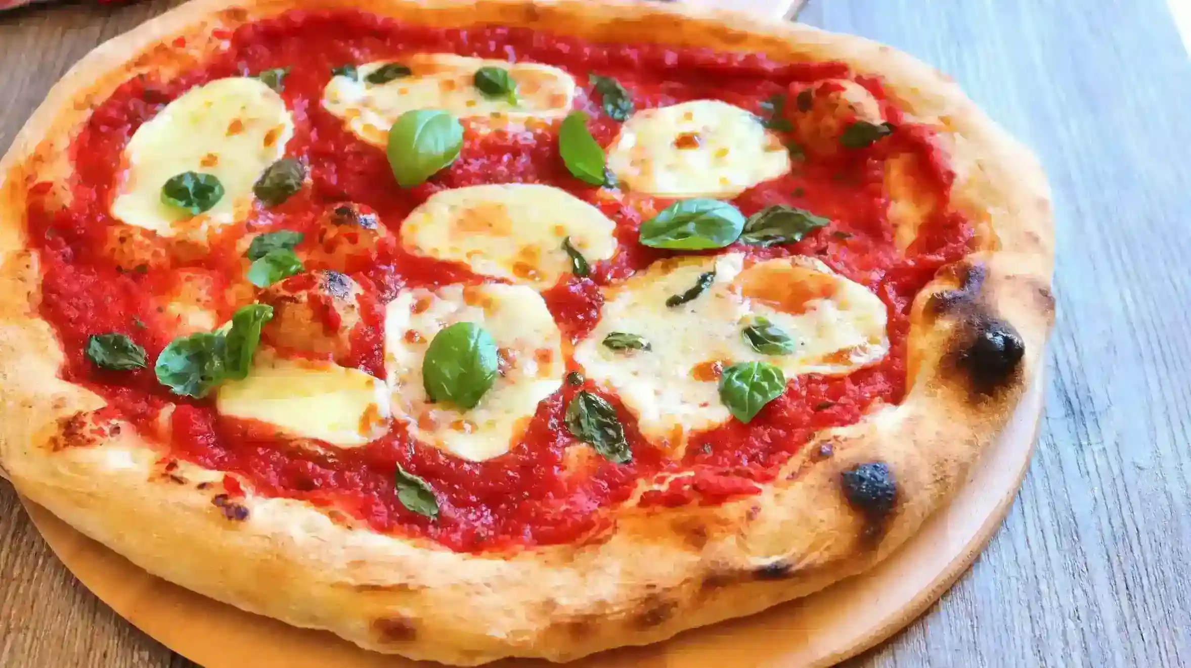 Pizza margarita casera con tomate y queso