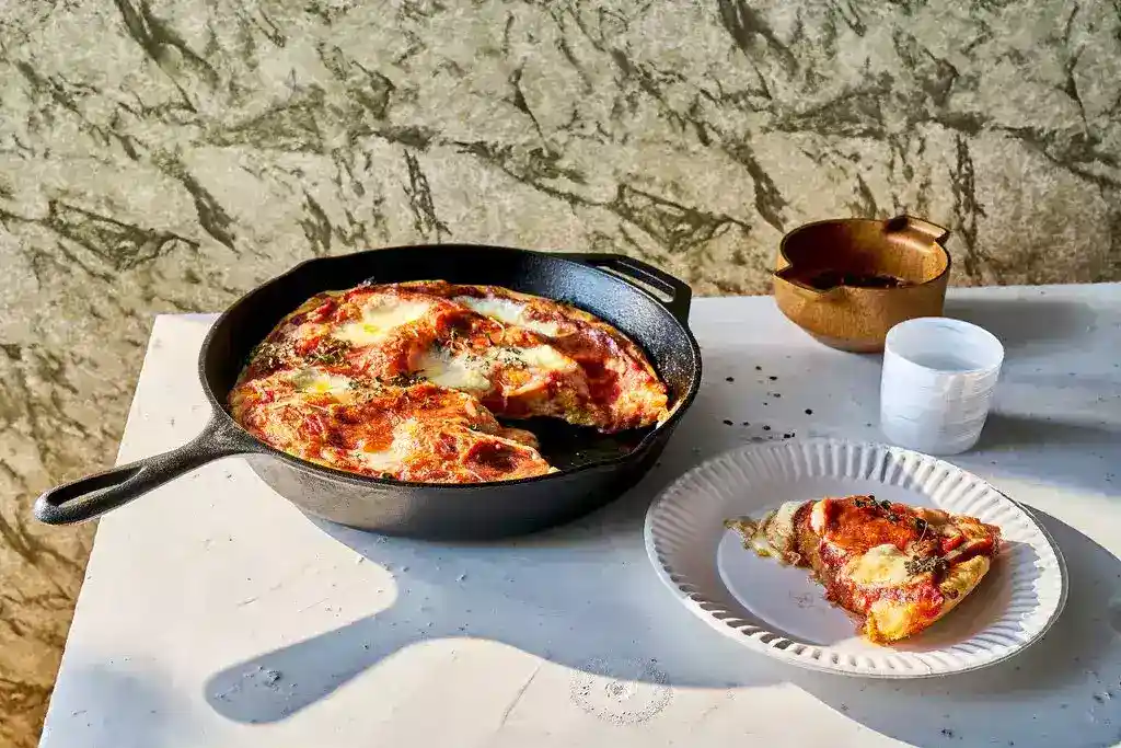 Pizza pan casera al sartén con queso fundido