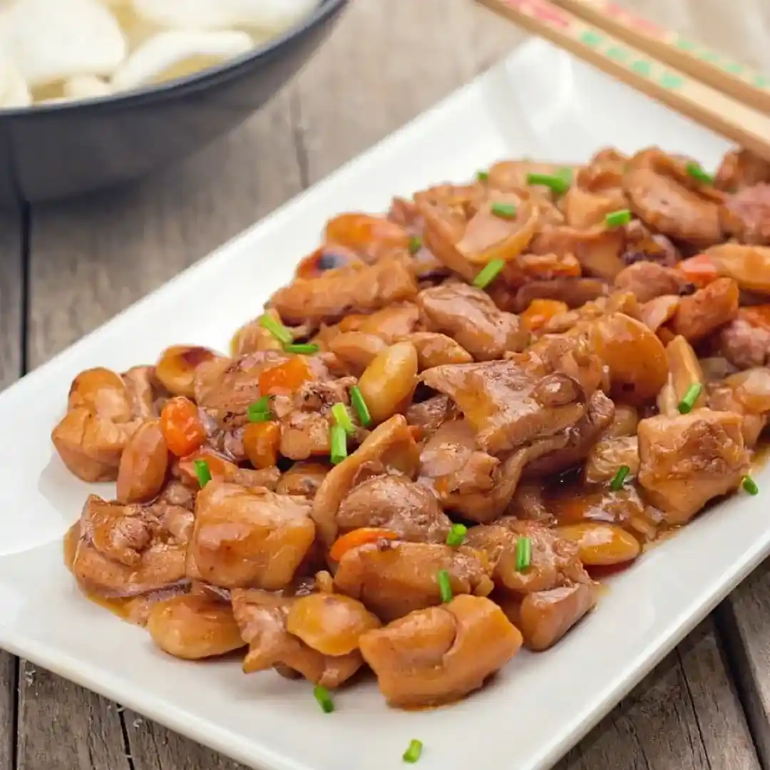 Pollo con almendras estilo chino clásico