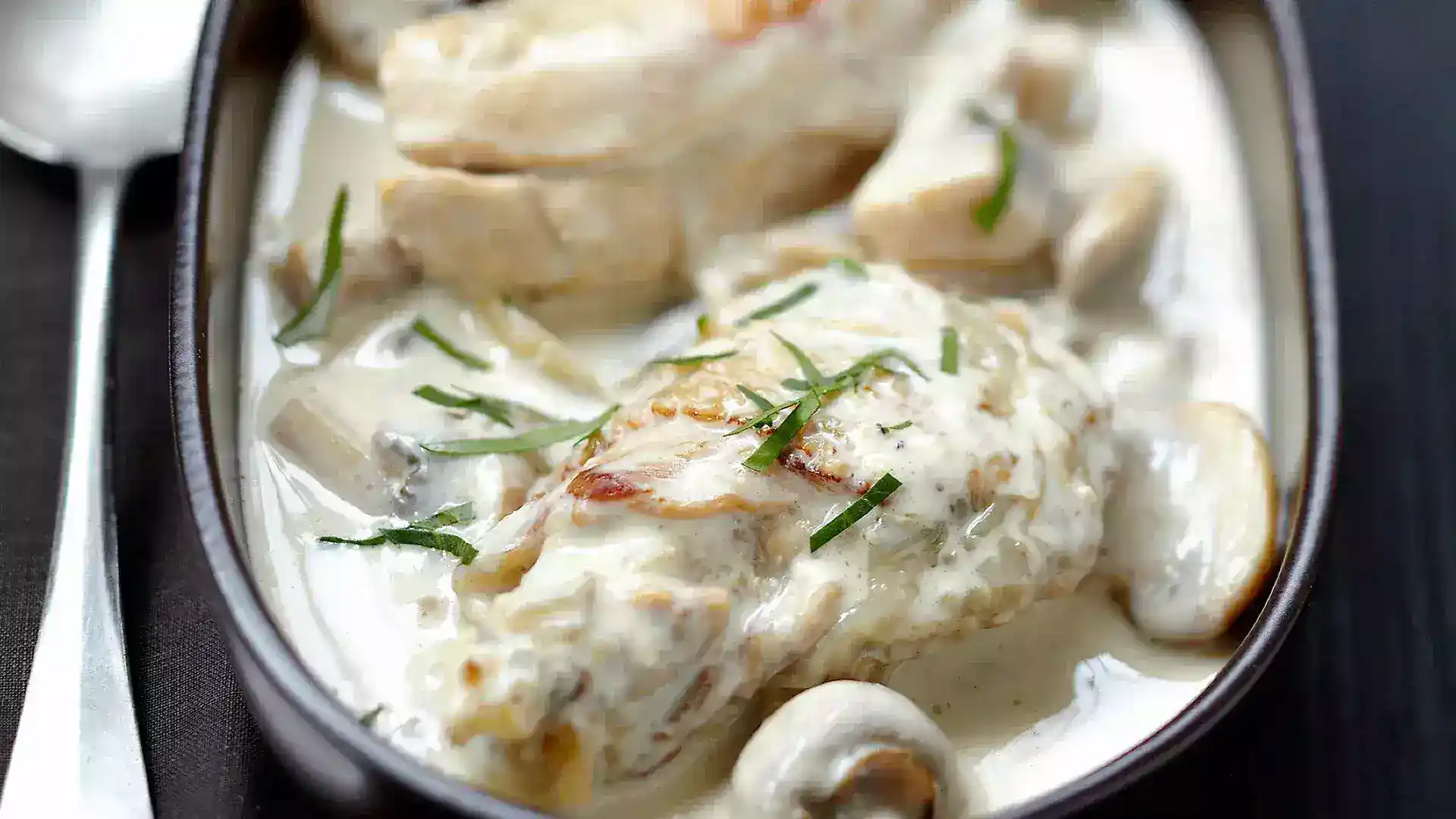 Pollo con champiñones y nata cremosa