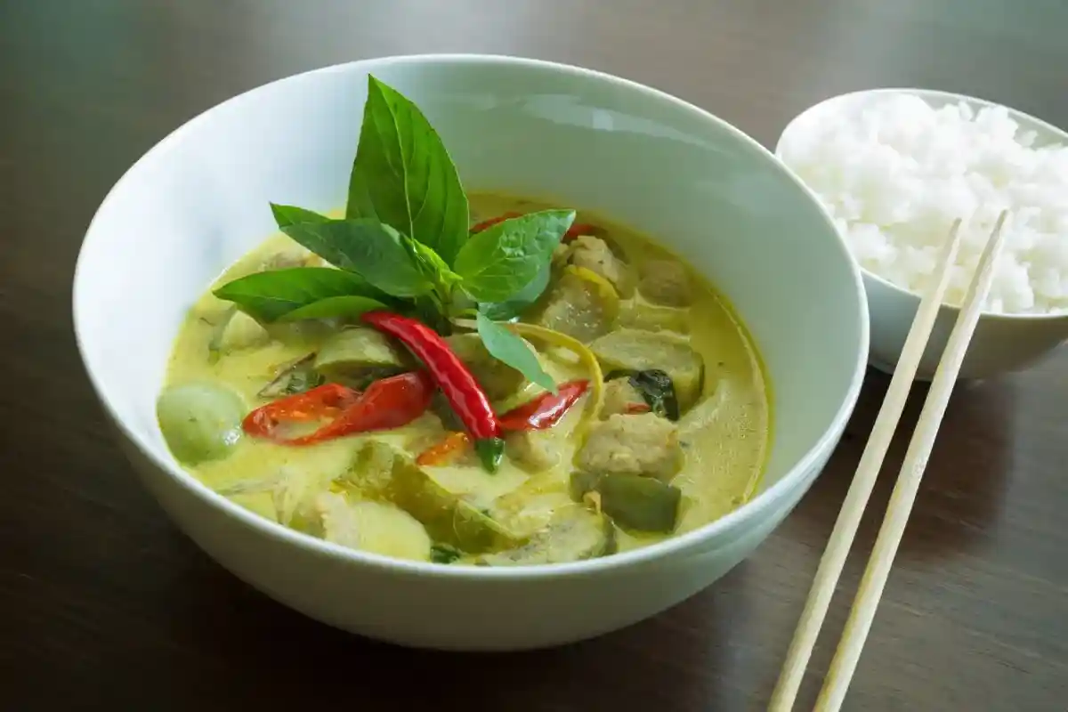 Pollo al curry verde tailandés picante