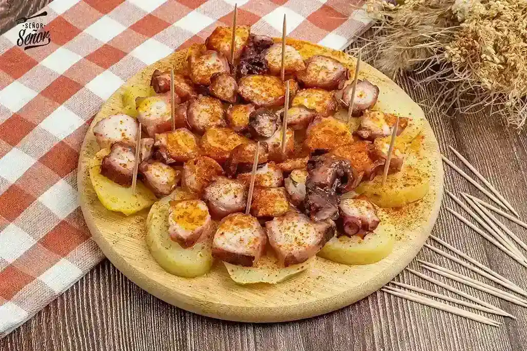Blekksprut i galisisk stil med poteter og paprika