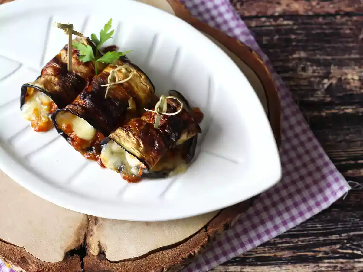 Grillede aubergineruller fylt med kremost