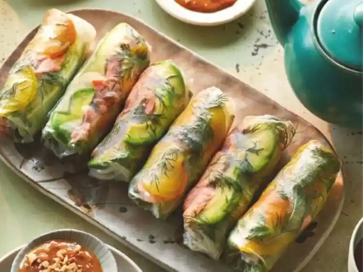 Ferske vietnamesiske rundstykker med kremet peanøttsaus