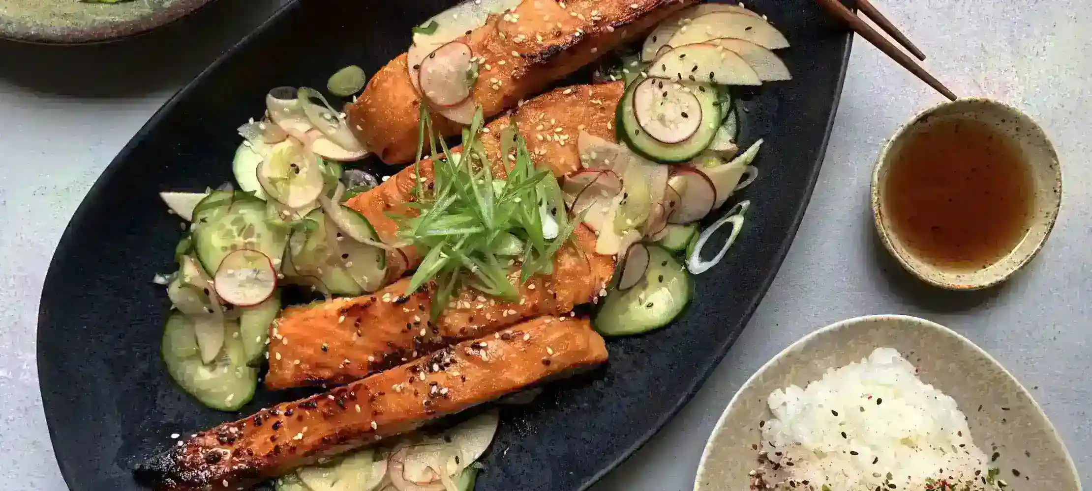 Salmón glaseado con miso y semillas de sésamo