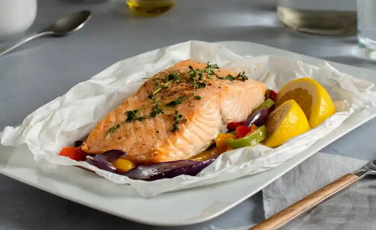 Lachspapillote mit Gemüse und Zitrone