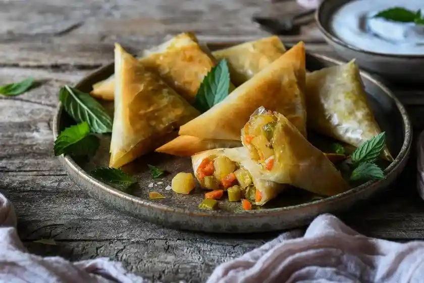 Samosas indias rellenas de verduras especiadas