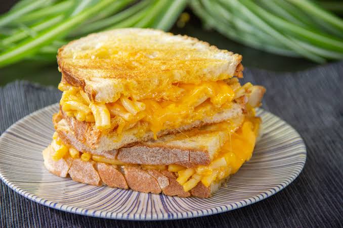 Grillowana kanapka z makaronem i serem