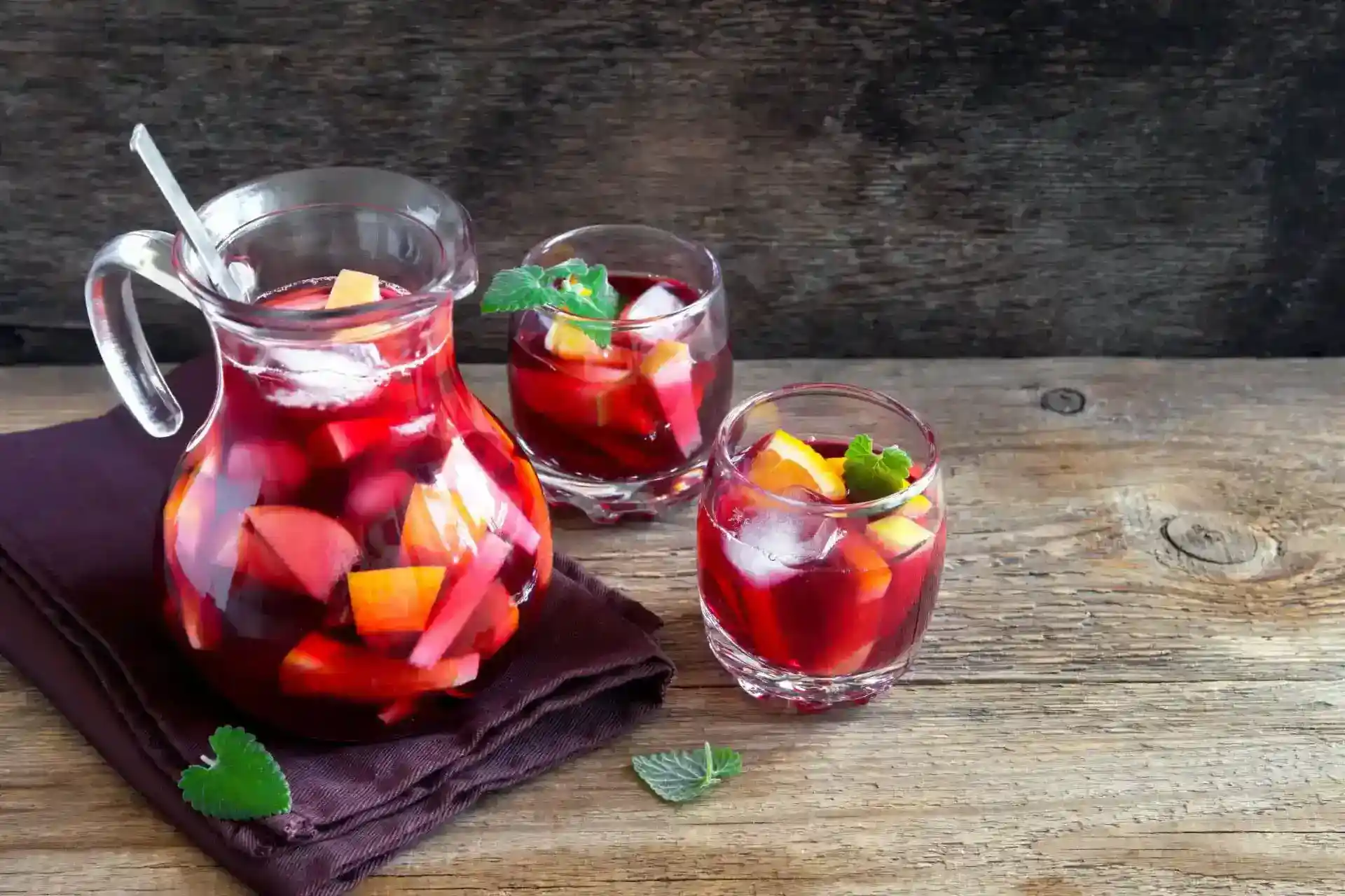 Sangría tradicional con vino y frutas