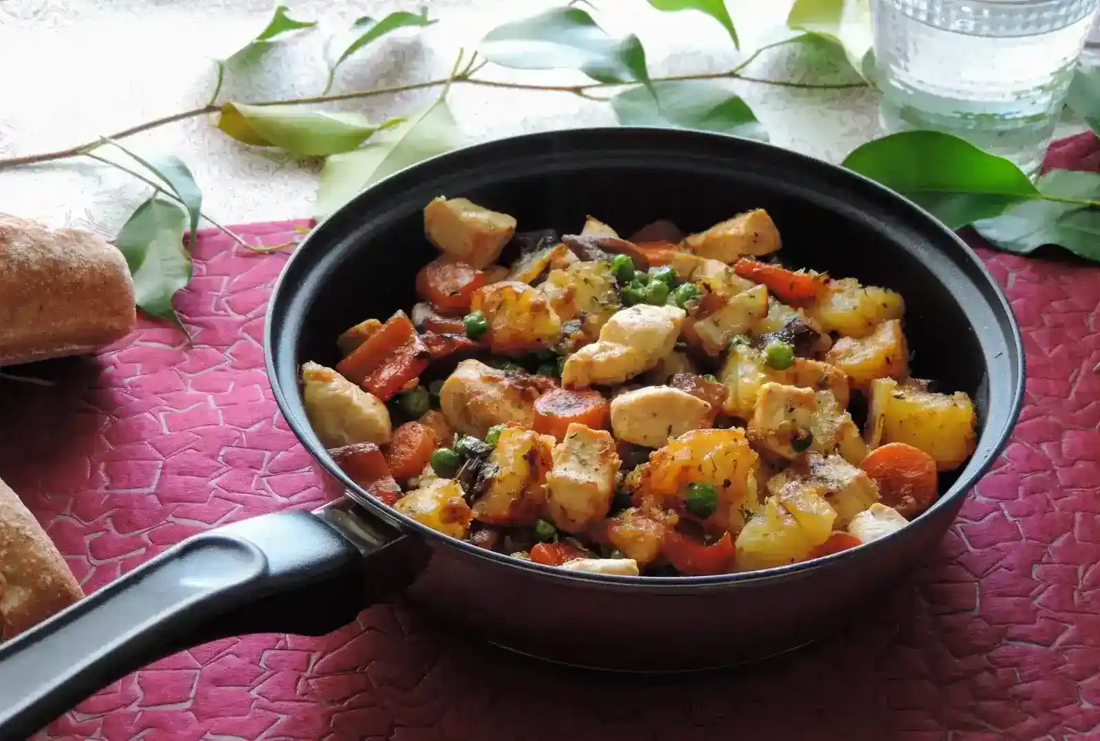 Sartén campestre de pollo con patatas y pimientos