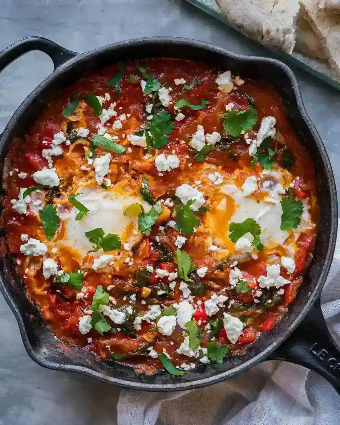 Shakshuka con queso feta y salsa de tomate