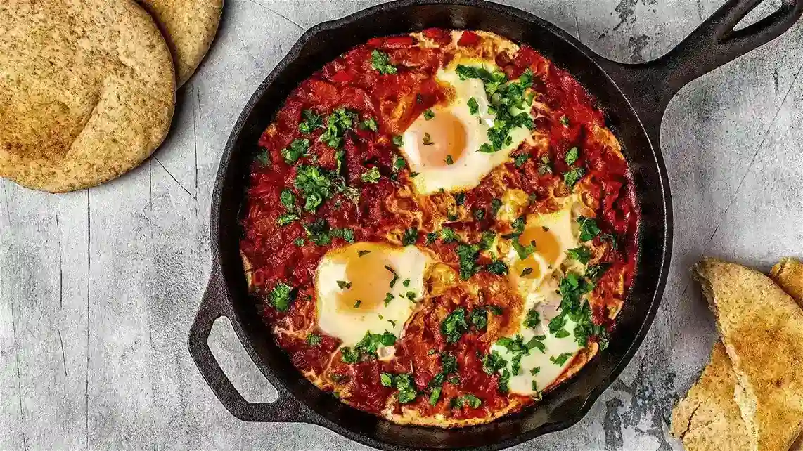 Shakshuka tradicional con huevos y tomate