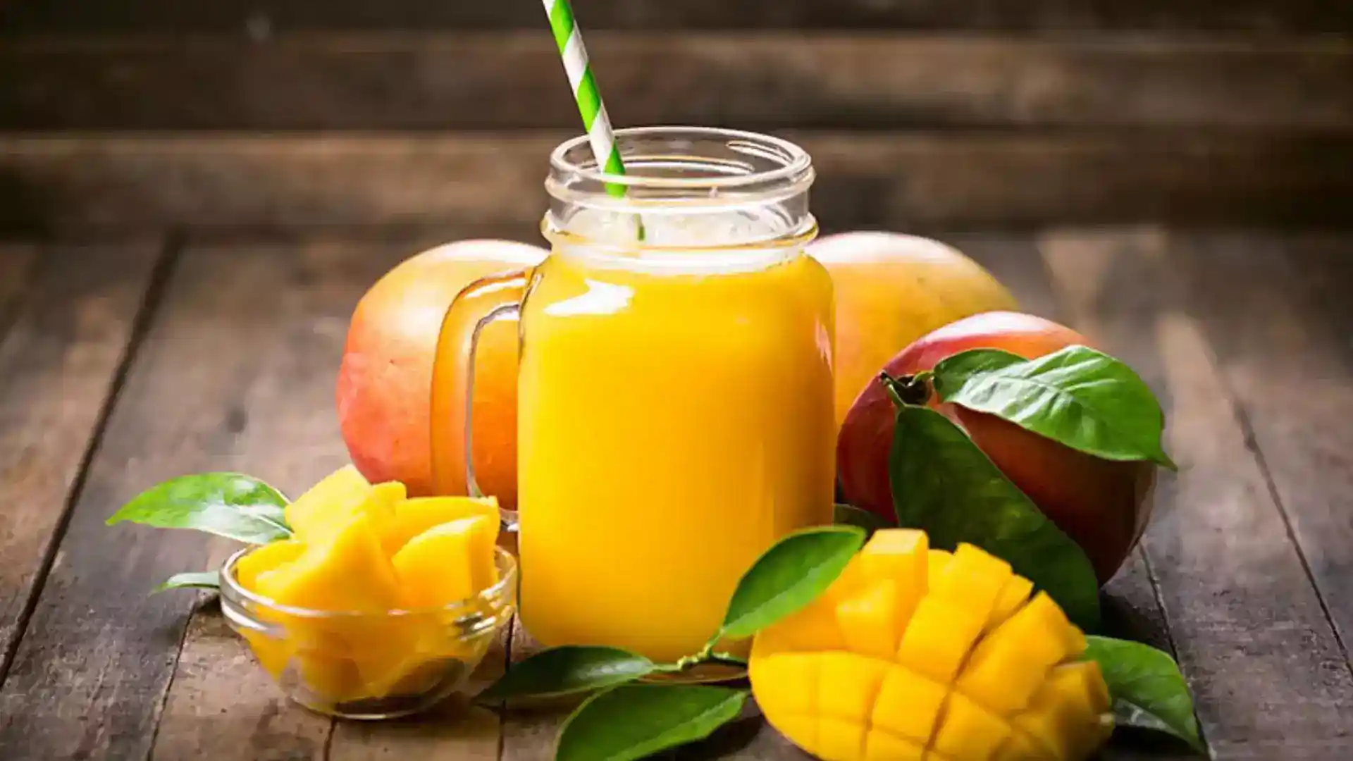 Smoothie cremoso de mango maduro natural
