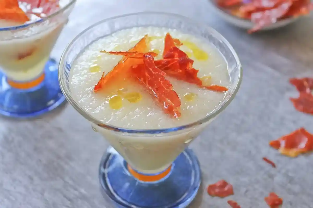 Kald melonsuppe med serranoskinke
