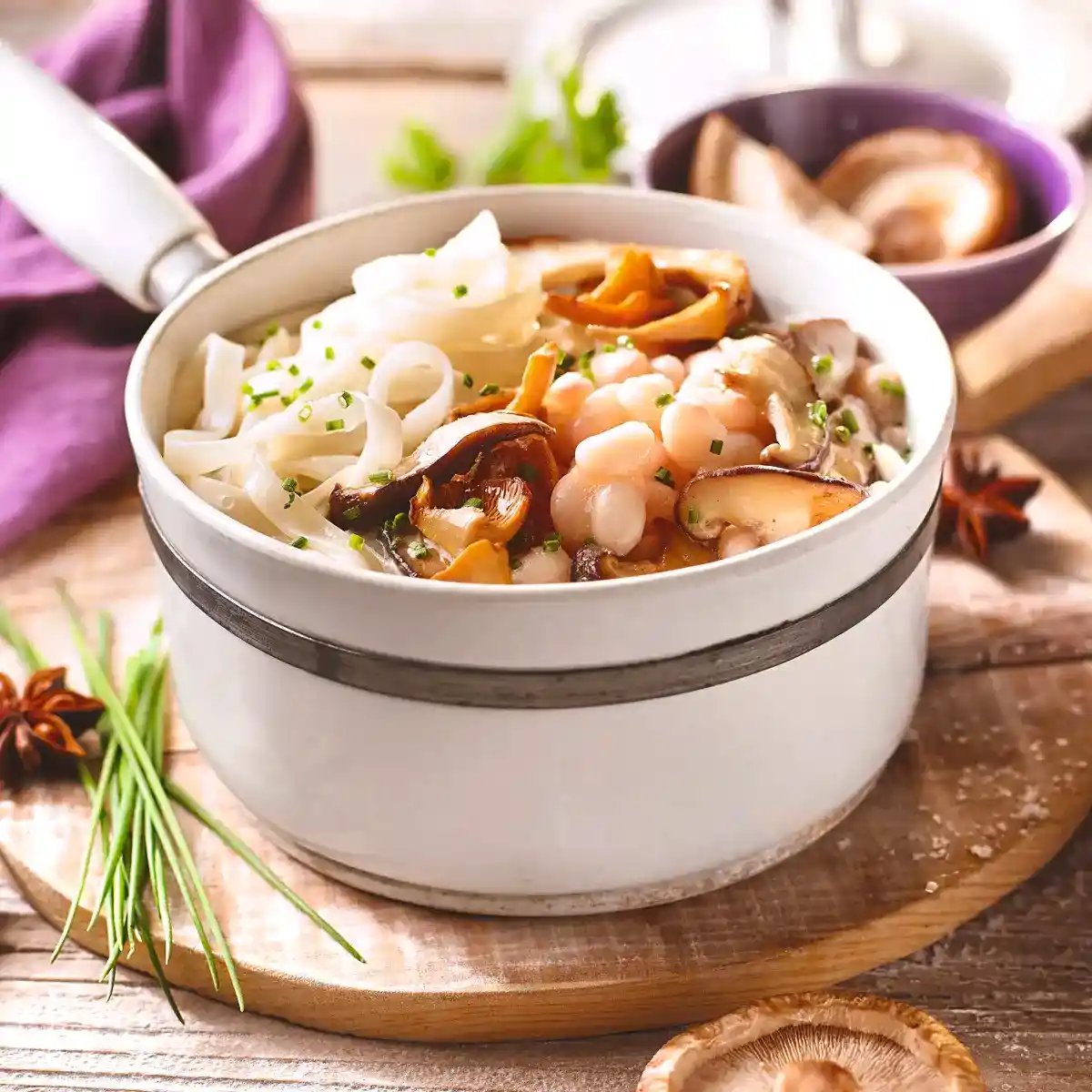 Frische thailändische Fisch- und Gemüsesuppe