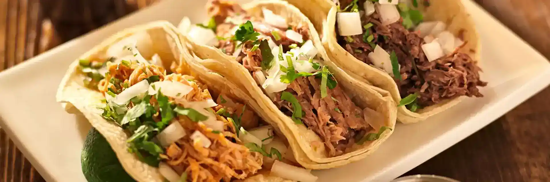 Tacos de carnitas de cerdo con salsa casera