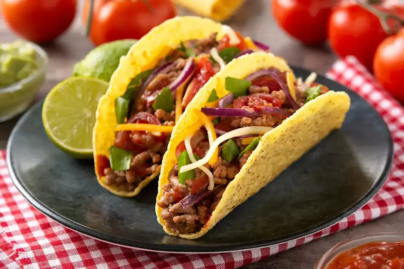 Tacos mexicanos de carne con salsa casera