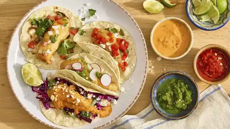 Tacos de pescado estilo Baja con salsa