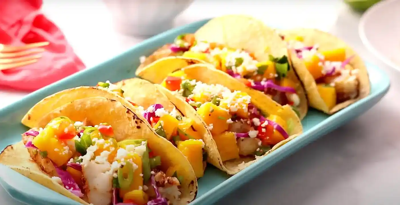 Tacos de pescado con salsa de mango y chile