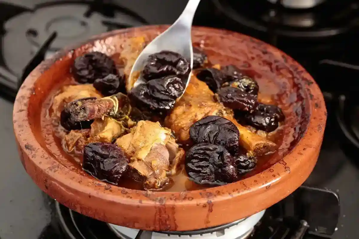 Tajine de cordero con albaricoques y almendras