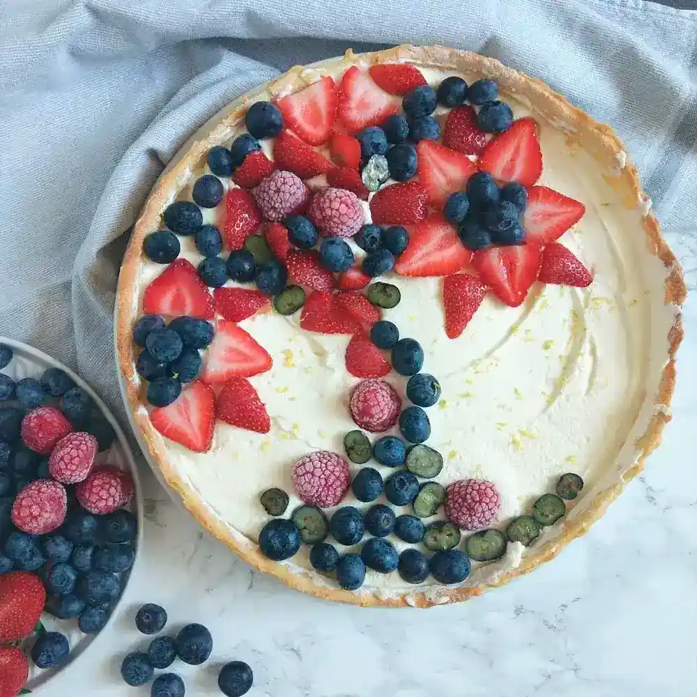 Tarta fría de mascarpone con frutos rojos