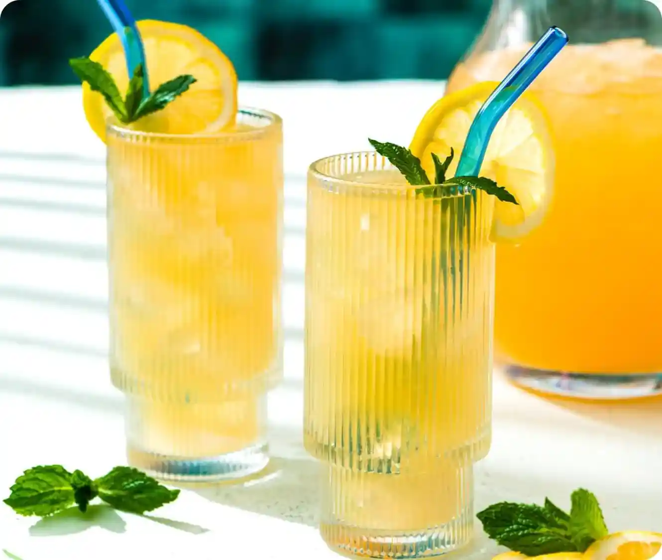 Té helado de limón con hojas de menta