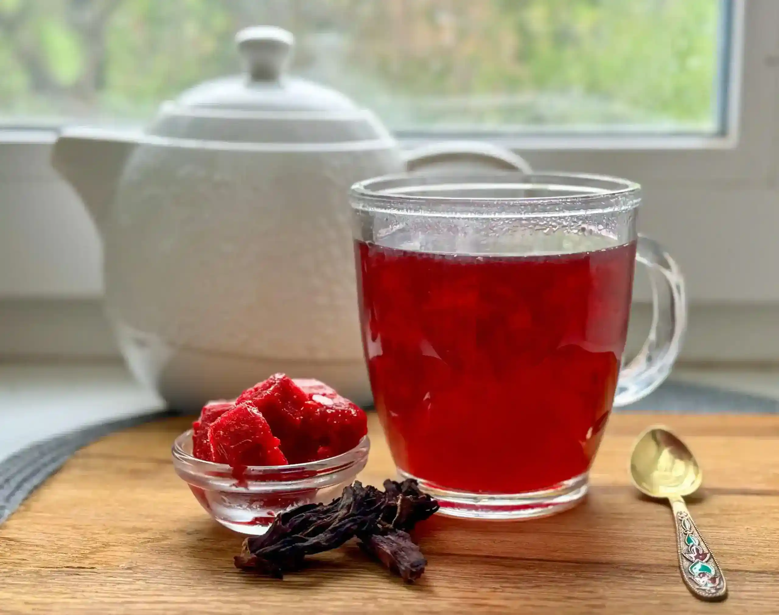 Té frío de hibisco y frambuesa natural