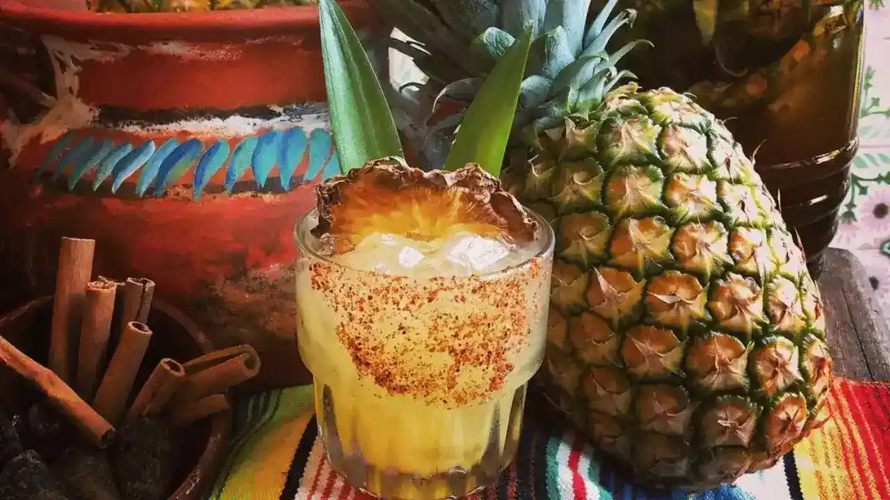 Tepache mexicano de piña y canela natural