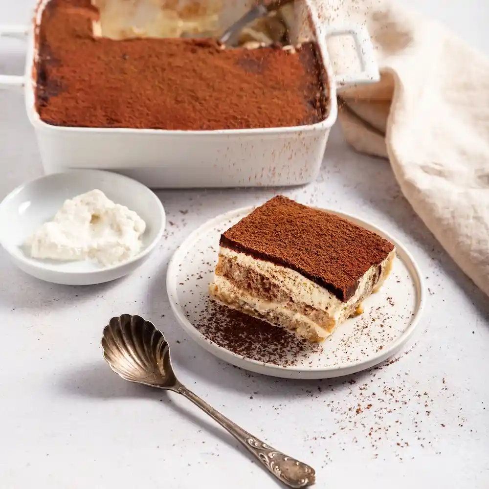 Tiramisú tradicional italiano bien cremoso