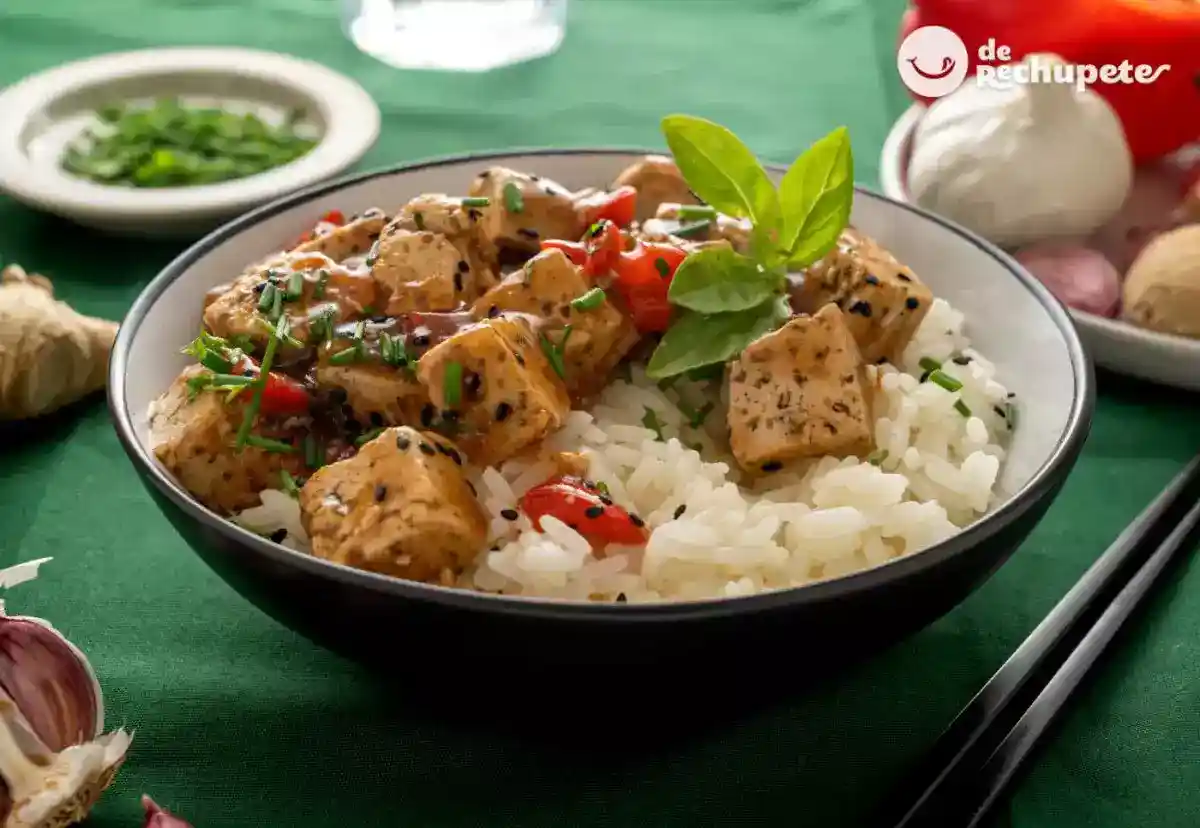 Tofu marinado con arroz integral y verduras