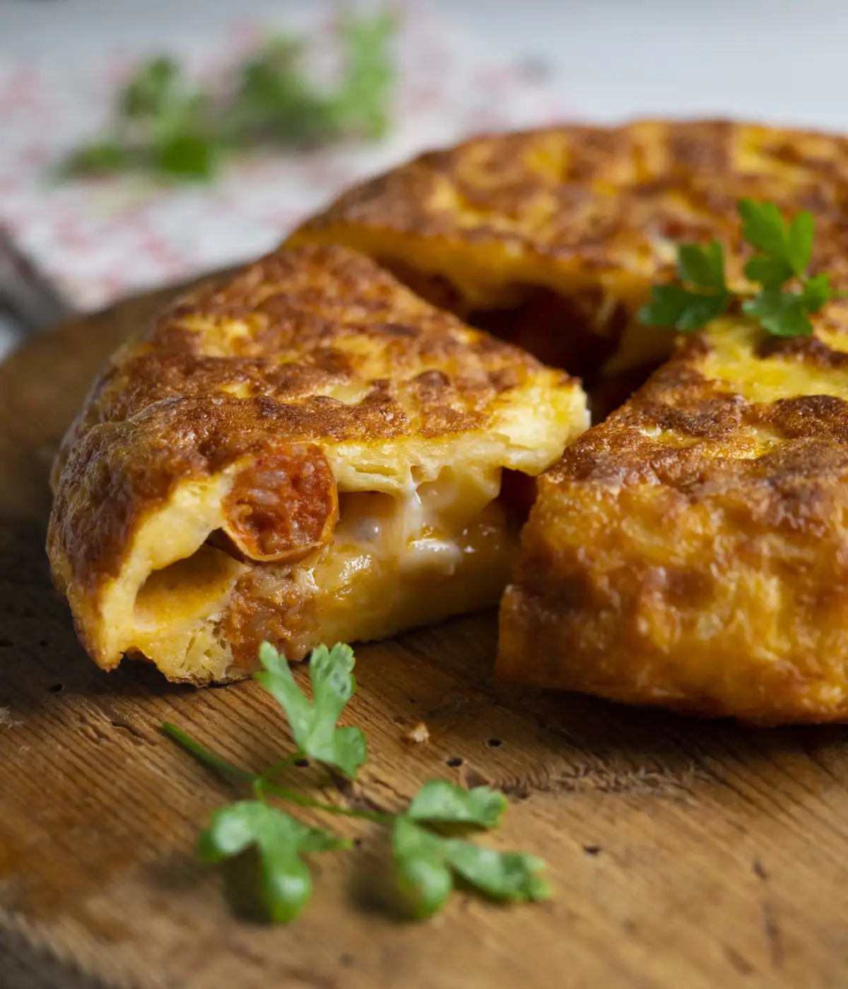 Омлет с чоризо, картофелем и сыром