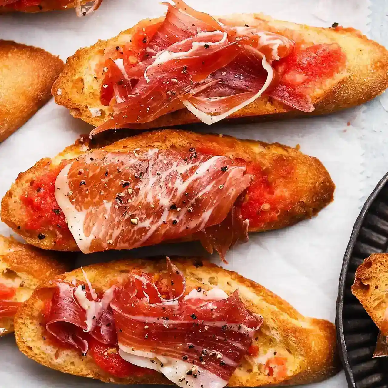 Spanske baguettetoaster med tomat og skinke