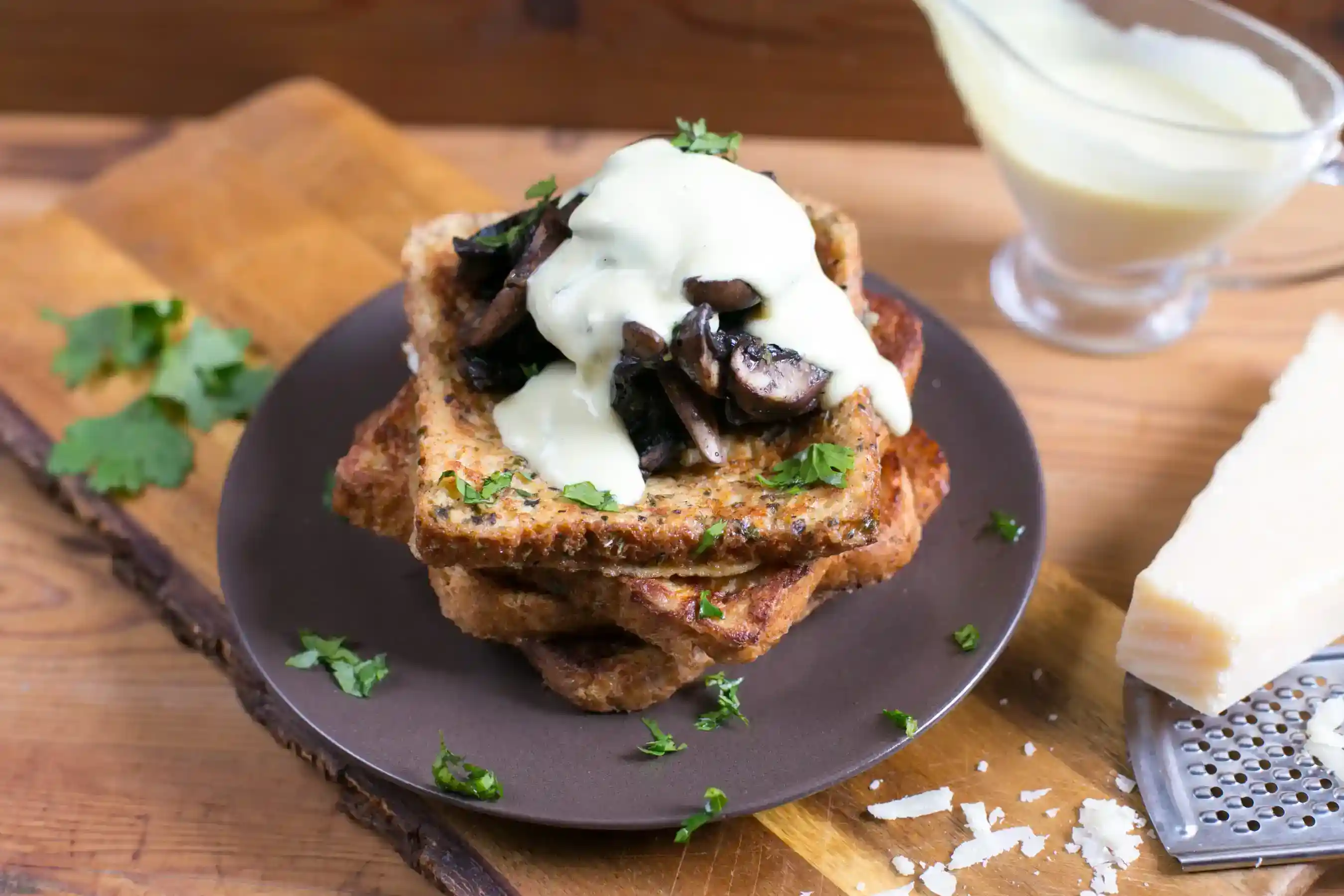 Tostadas francesas saladas con champiñones